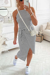 Gestreiftes, asymmetrisches Neckholder-Midikleid mit Wickeldesign und Bindeband